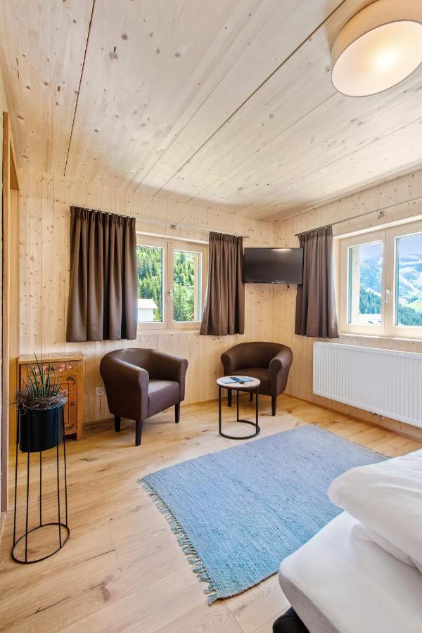 Haus Berghof Acomodação com café da manhã Schröcken Exterior foto